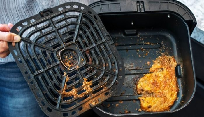 air-fryer-mistakes-dirty-2021-04-1623170685-1623170685-copiar